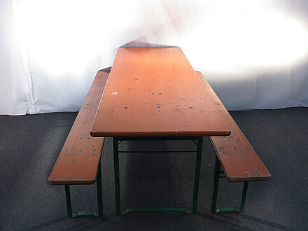 Festzeltgarnitur mit 70er Tisch in orange
